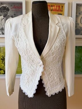 VINTAGE 80s IVORY LACE DETAIL TAILORED BLAZER – COQUETTE BRIDALCORE STATEMENT